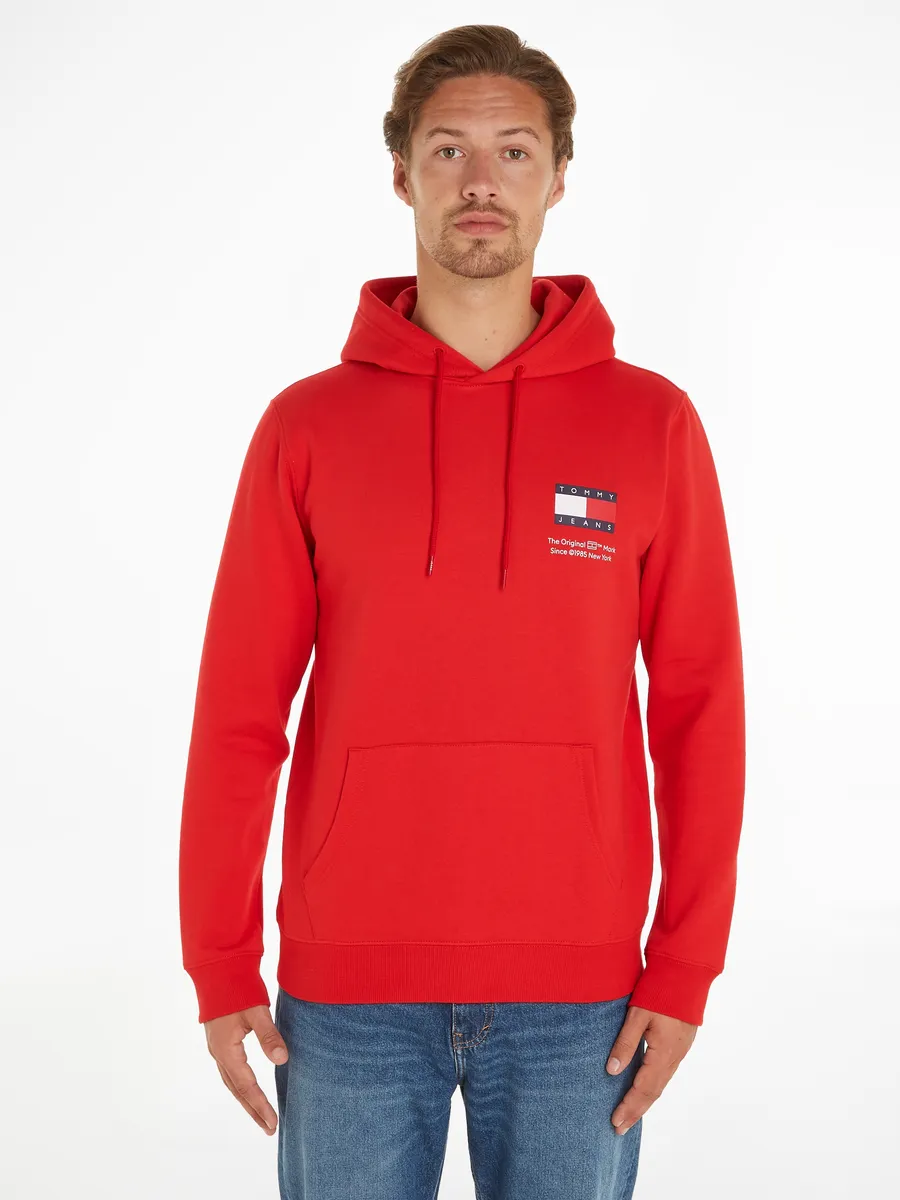 

Толстовка Tommy Jeans с капюшоном "TJM REG ESSENTIAL FLAG HOOD EXT", с карманом-кенгуру, малиновый