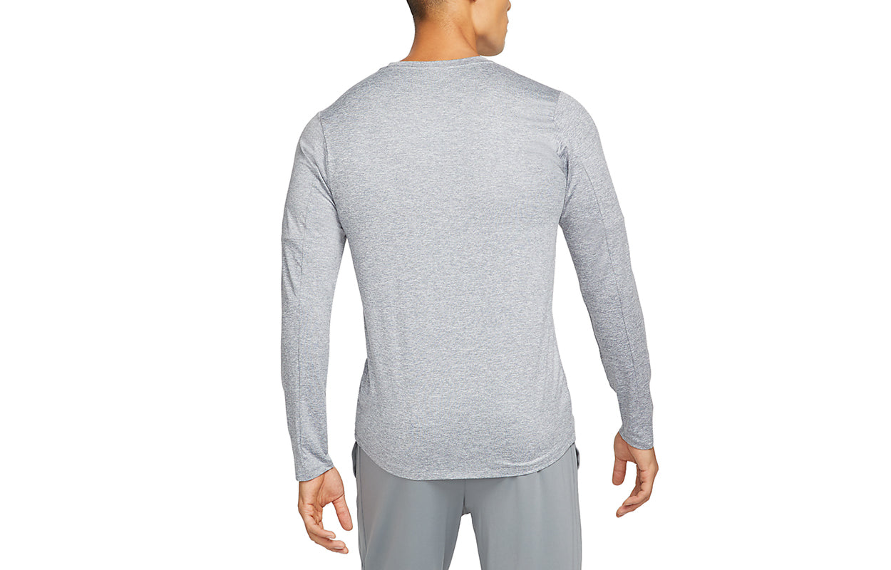 Футболка Men's Nike Reflective Logo Training Sports Running Long Sleeves Light Grey T-Shirt DD4755-084 — фото 2