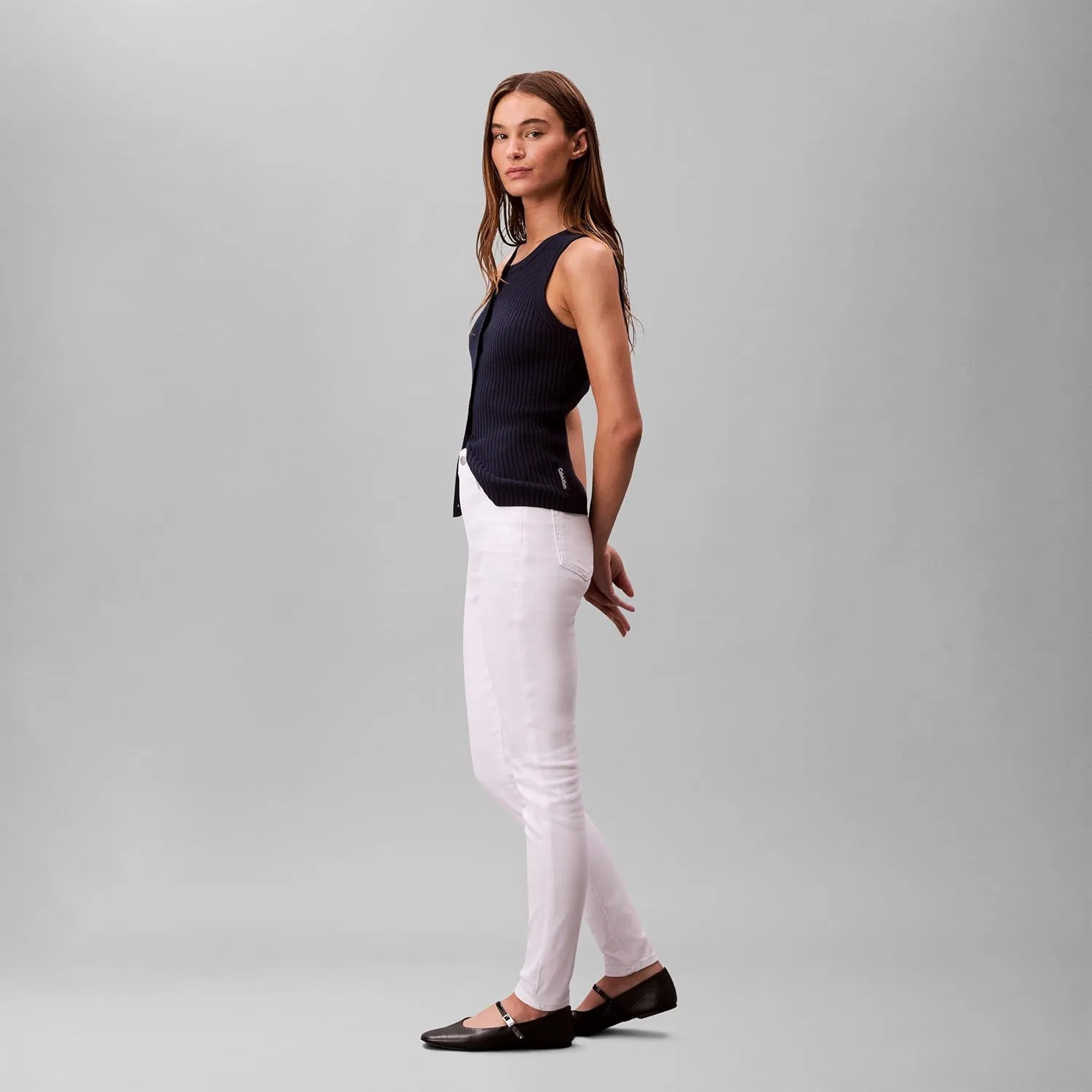 Женские джинсы Calvin Klein с высокой посадкой и зауженным кроем — фото 4