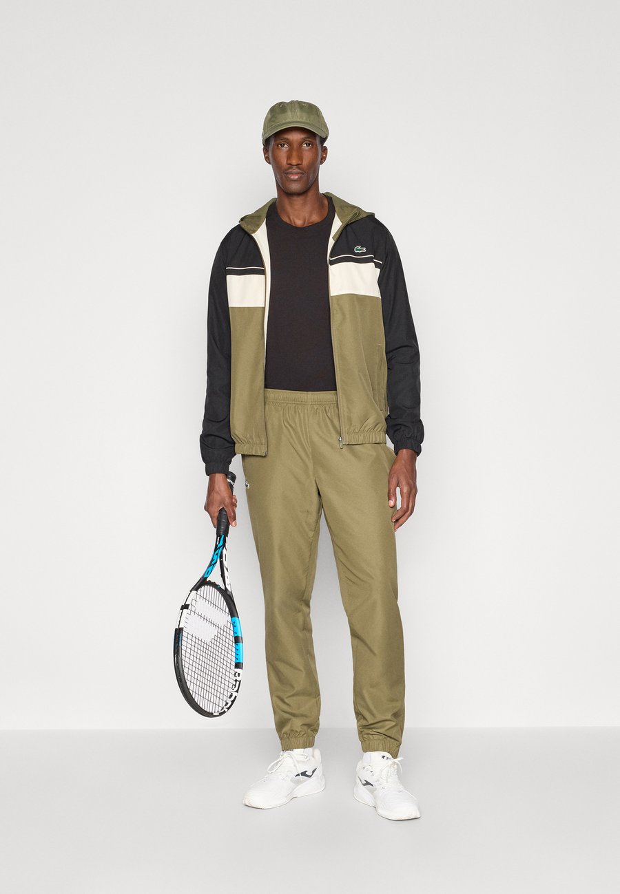 Спортивный костюм Lacoste Sport TRACKSUIT HODDED SET, Olive/Black Lapland/Olive — фото 2