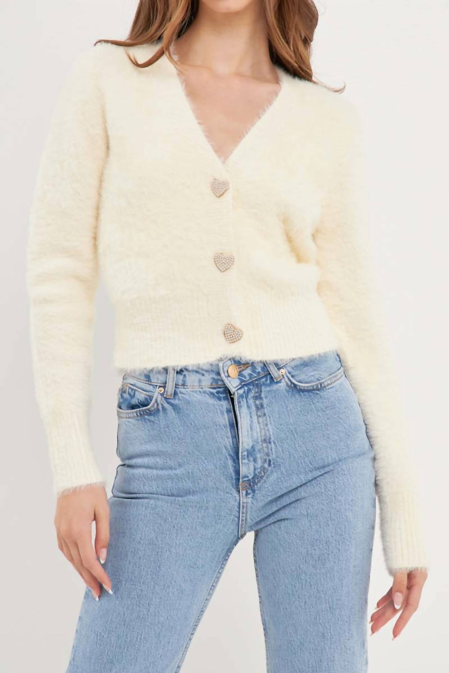 

Свитер Cora Heart Button в кремовом цвете 2.7 AUGUST APPAREL