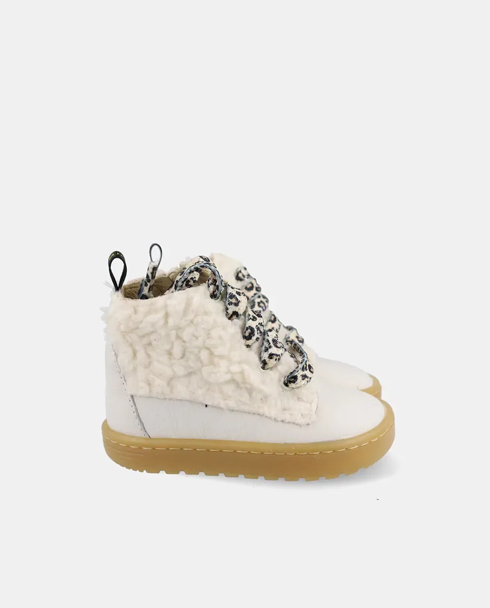 Детские ботинки для девочки Barefoot с манжетами и молнией Blanditos, белый