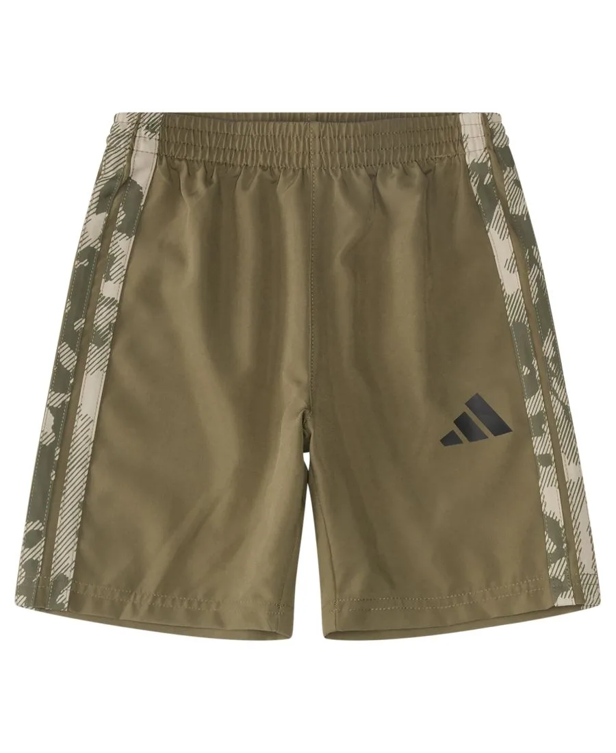 Adidas Детский комплект для мальчика: футболка с коротким рукавом в камуфляжную расцветку с тремя полосками и тканые шорты, 2 предмета — фото 4