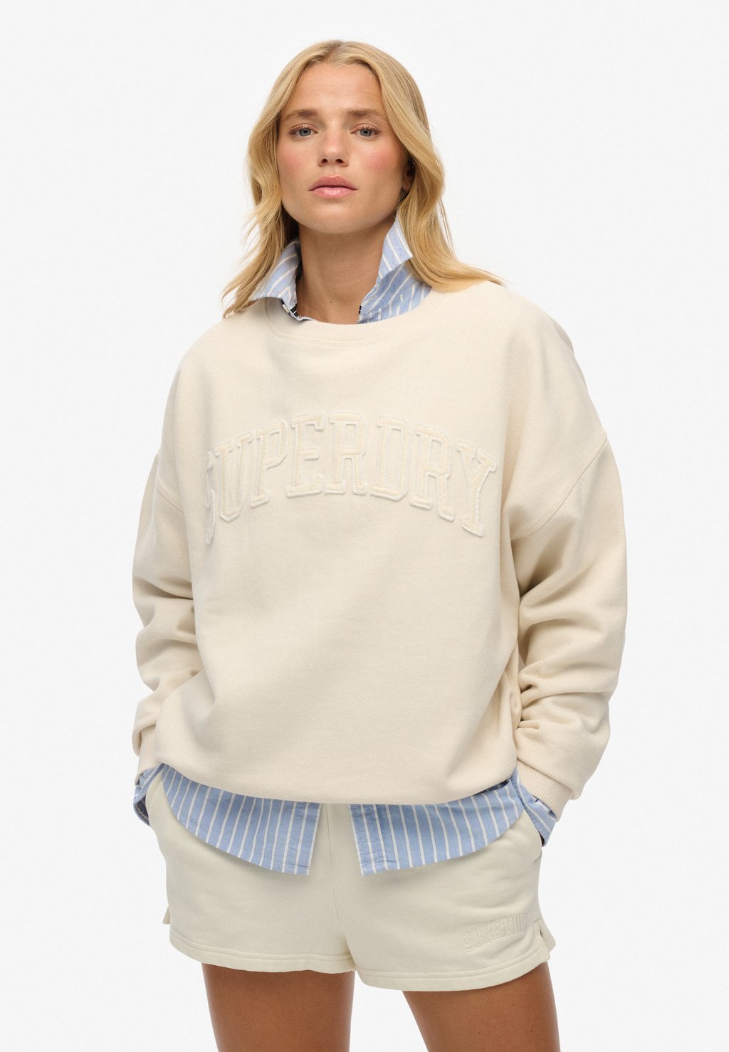 

Толстовка ESSENTIALS TONAL APPLIQUE CREW Superdry, бежевый