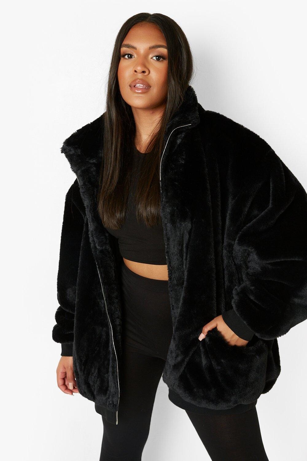 

Объемная куртка из искусственного меха с карманами Plus boohoo, черный