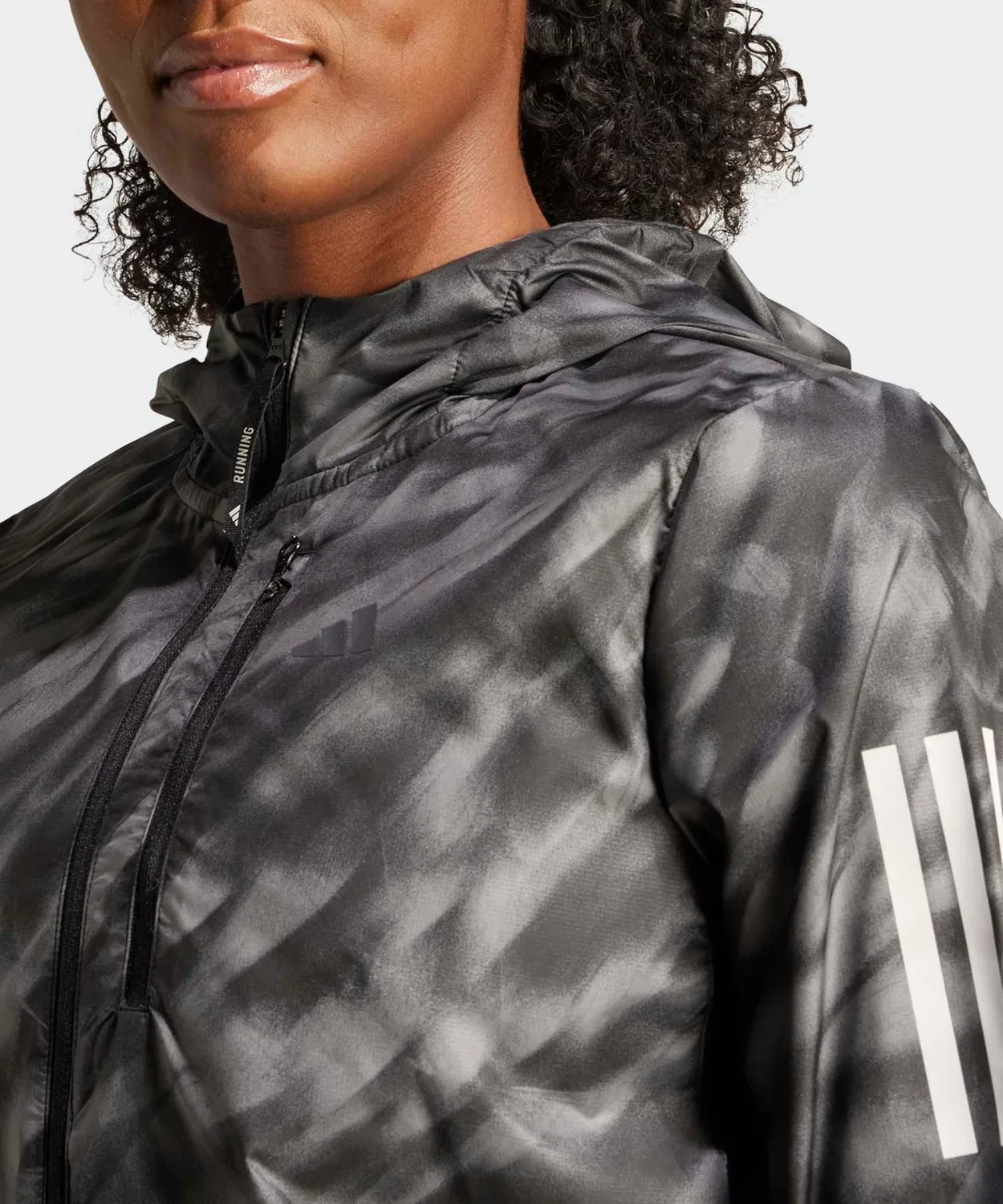 Куртка беговая Adidas Own the Run принтованная серая — фото 3