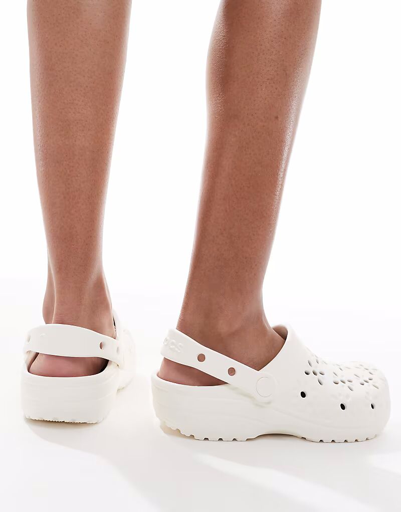Классические сабо Crocs с цветочным узором, меловые — фото 4