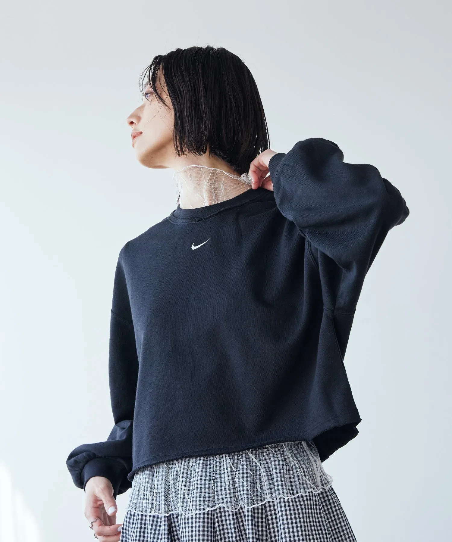 Женская толстовка Nike Sportswear Chill Terry Oversized French Terry с круглым вырезом, модель IF0229-010, черная. — фото 3