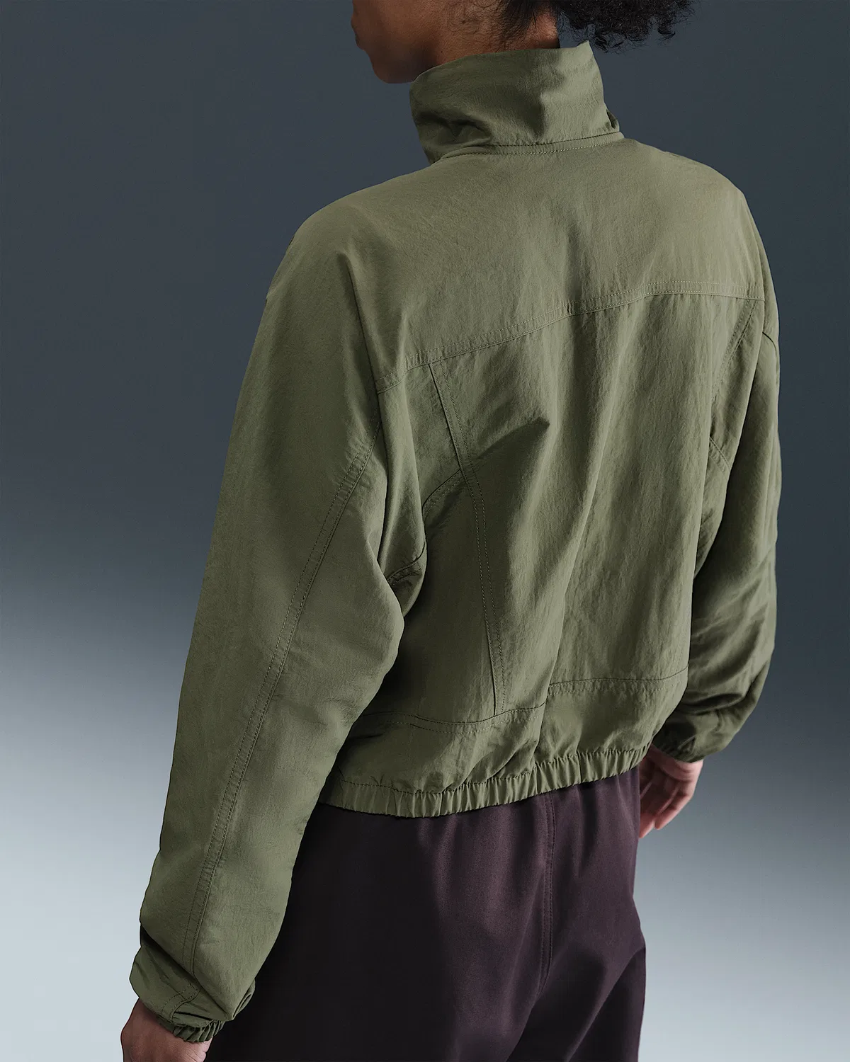 Женская свободная куртка Nike Sportswear Everything Wovens с защитой от УФ-лучей Repel, Medium Olive/Sail — фото 2