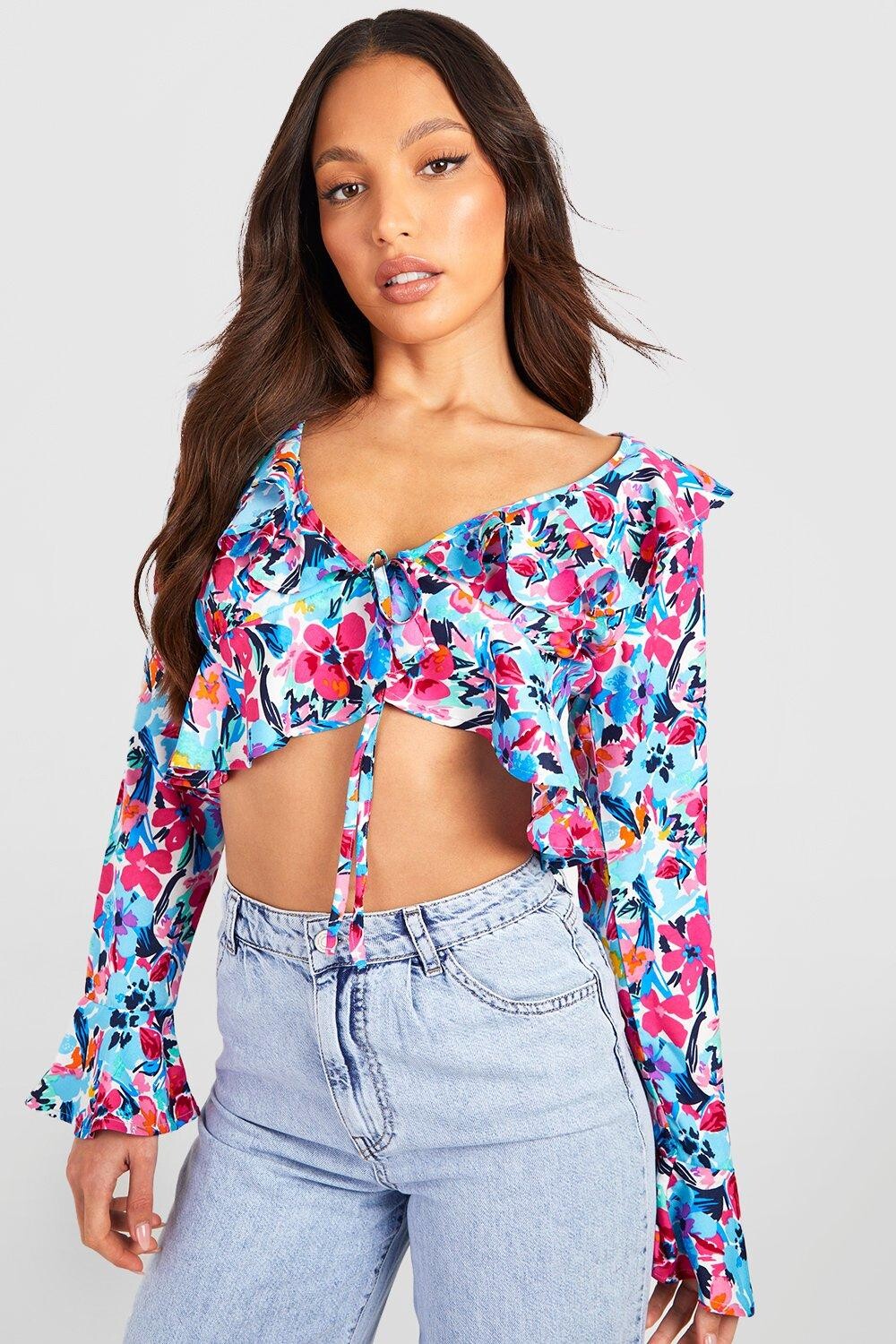 

Высокая блузка с цветочными рюшами и завязкой перед Boohoo, синий