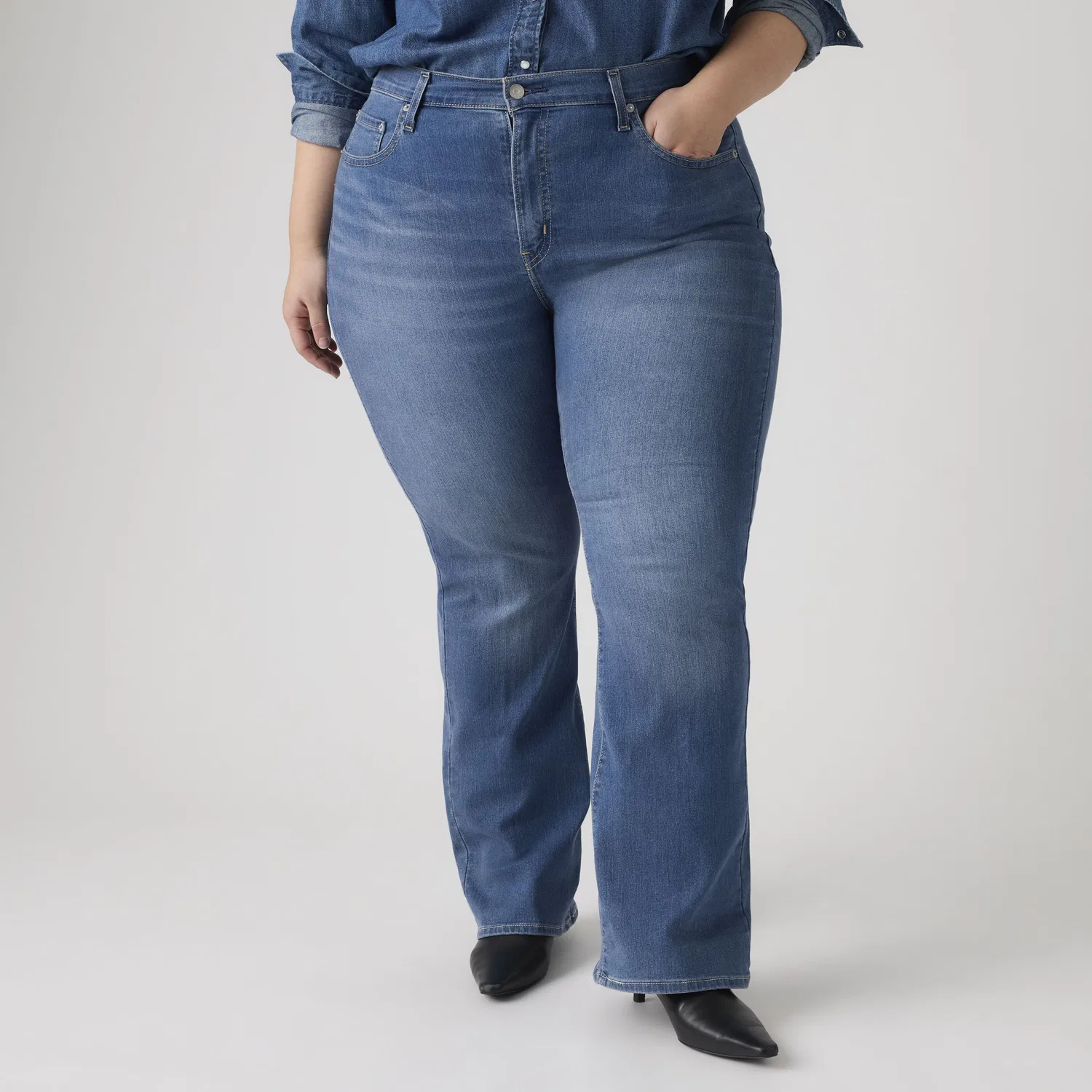 725 Джинсы-клеш с высокой посадкой для женщин (большие размеры) Levi's, Medium Wash — фото 2