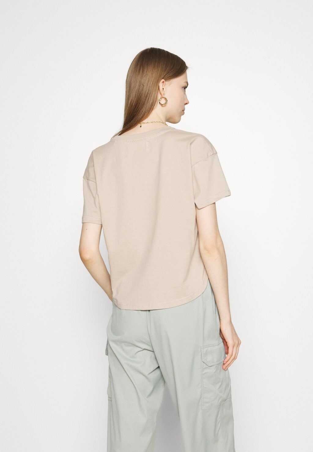 

Базовая футболка CROPPED Alpha Industries, бежевый