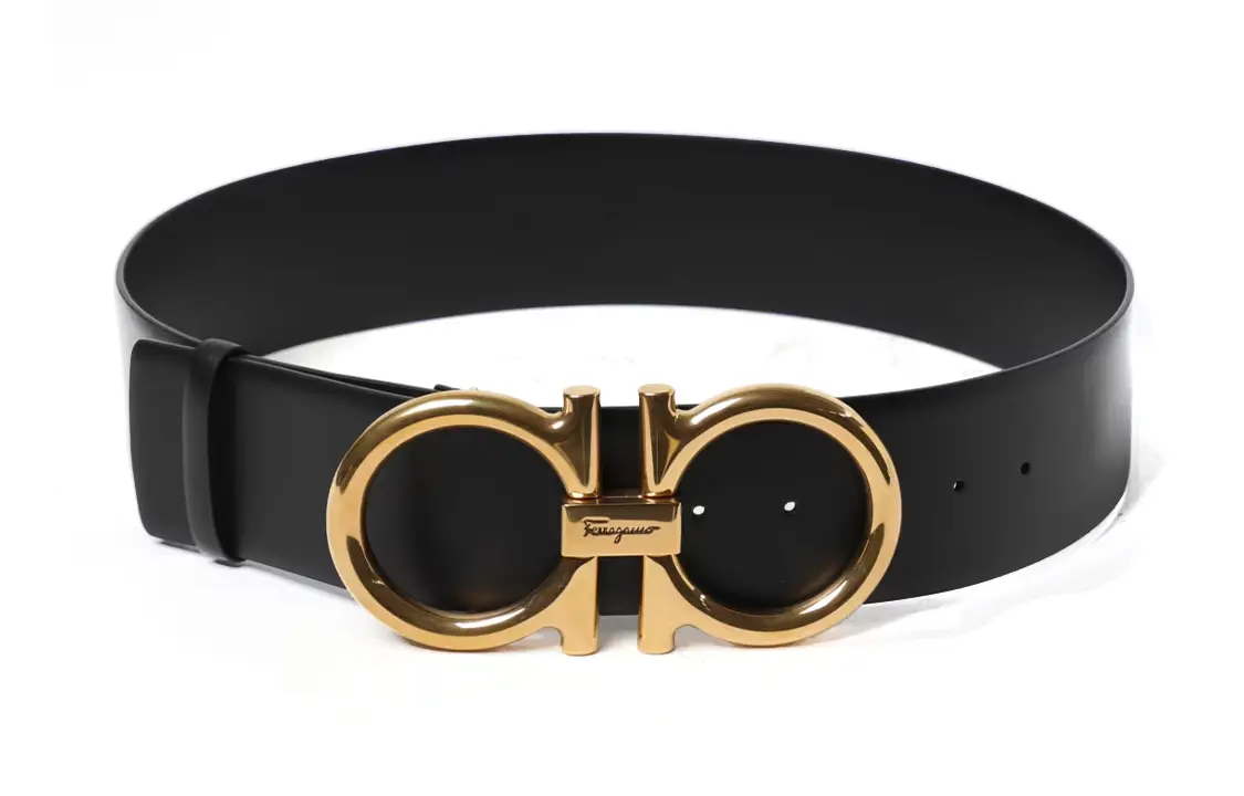 

Ремень женский кожаный с гладкой пряжкой и логотипом FERRAGAMO черный