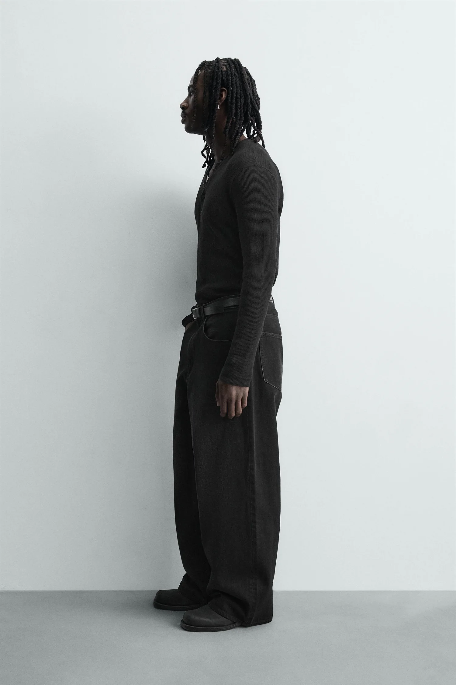 Рваные джинсы свободного кроя Zara, черный — фото 4