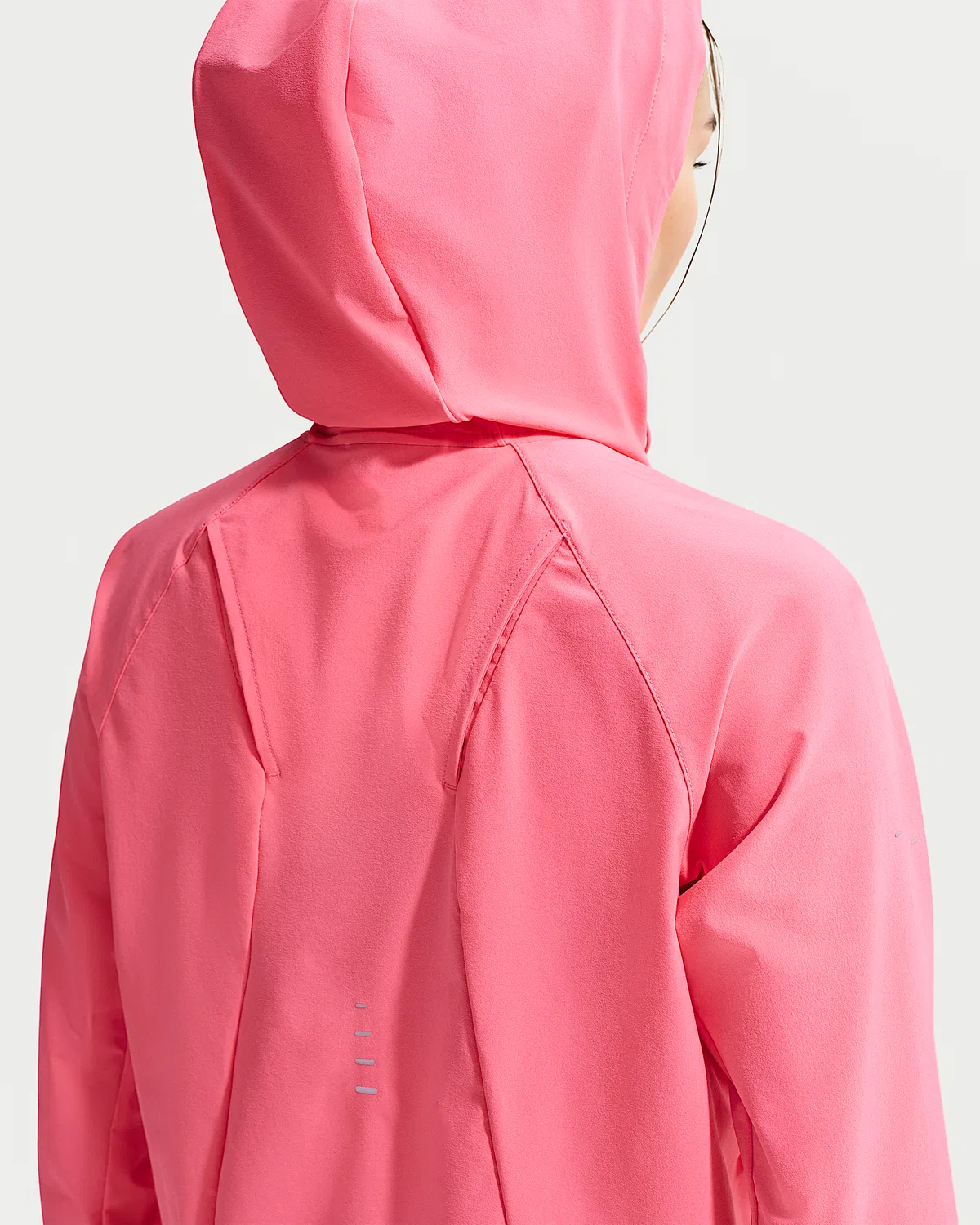 Женская ветрозащитная куртка для бега Nike Swift, Sea Coral — фото 2