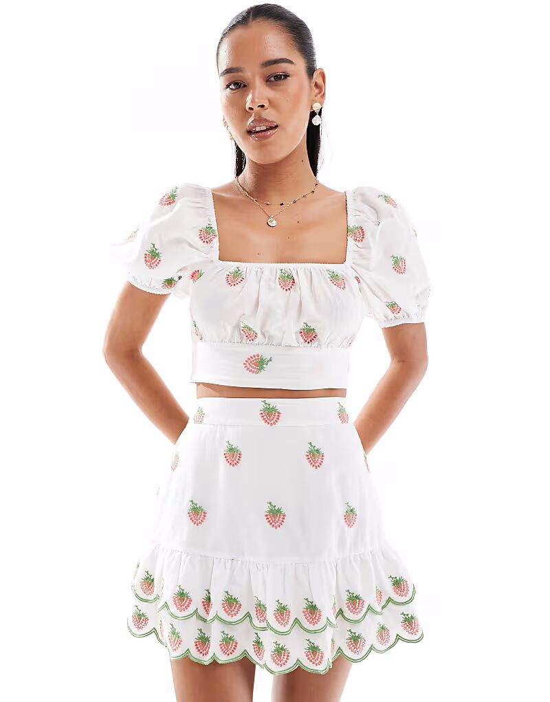 

Укороченный топ с вышитой клубникой белого цвета New Look