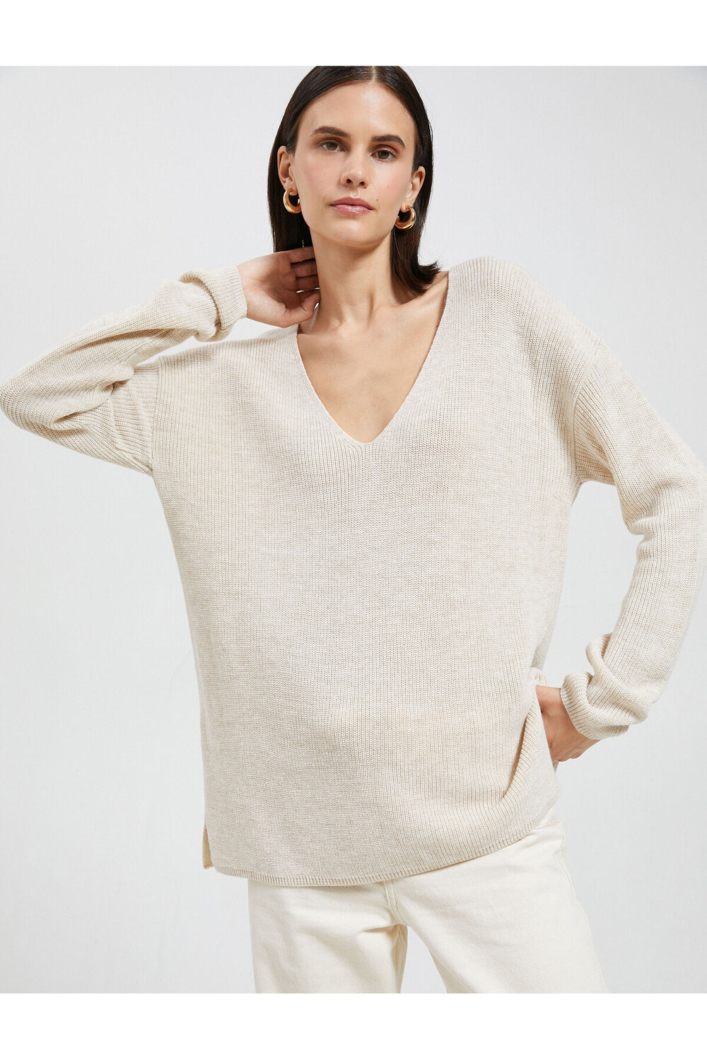 

Свитер оверсайз с V-образным вырезом и длинными рукавами из кашемира с текстурой Koton, экрю