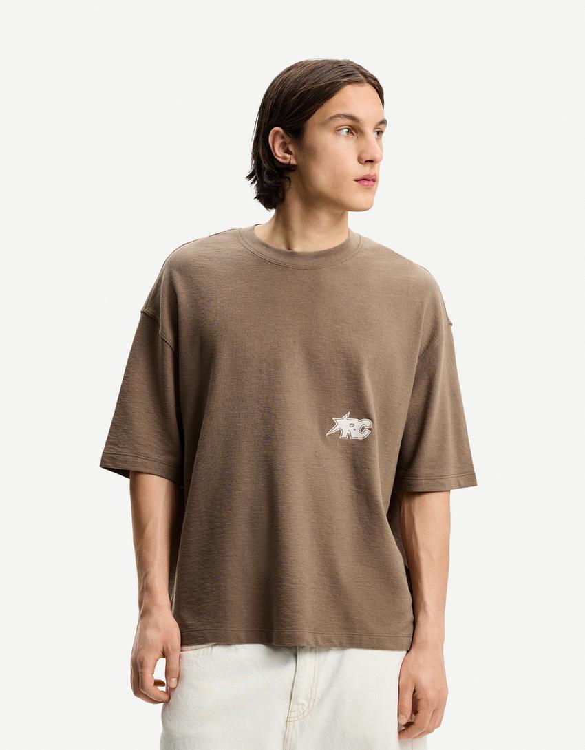 

Футболка свободного кроя с короткими рукавами и вышивкой. Bershka, коричневый