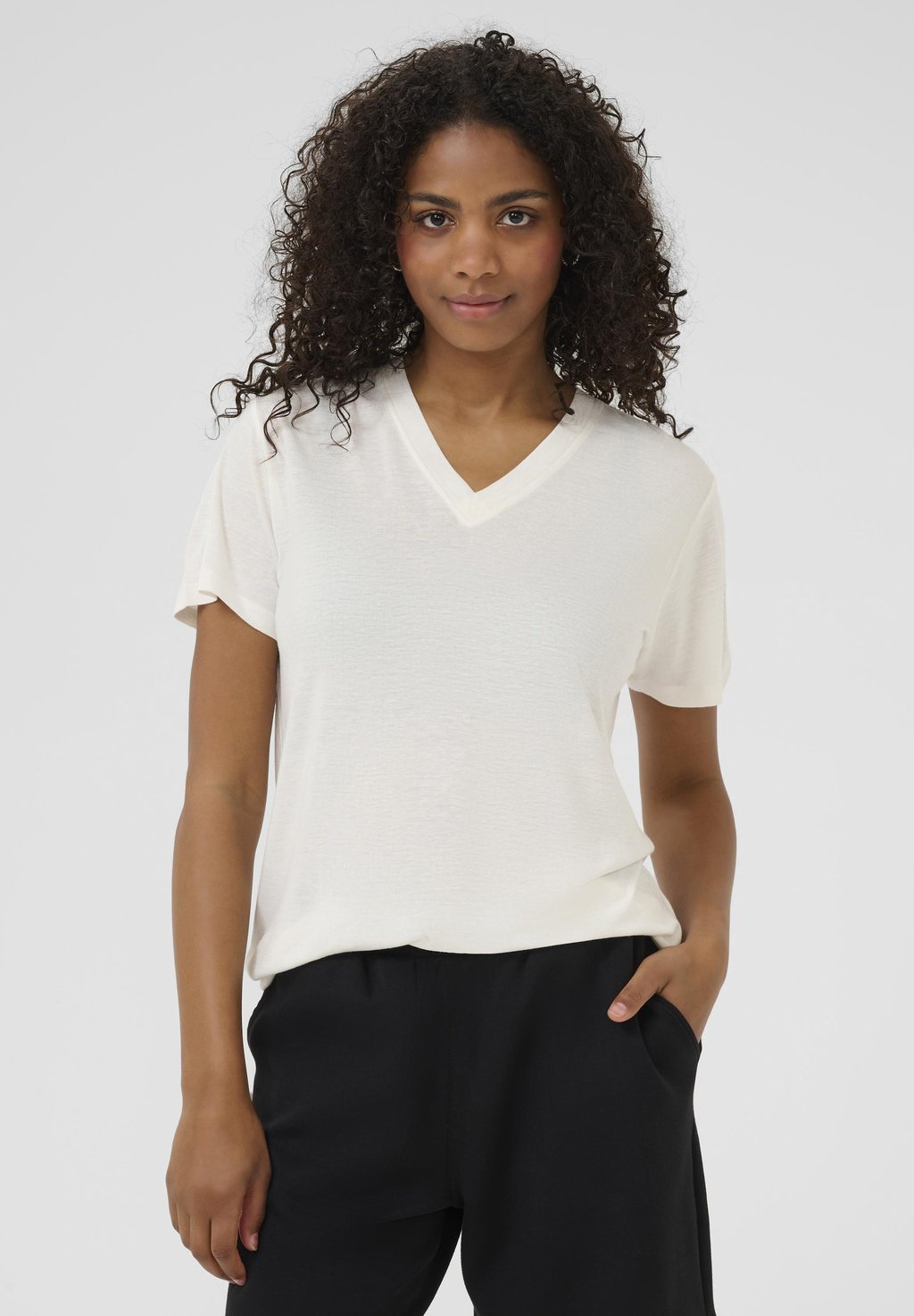 

Базовая футболка KAMARIA V-NECK Kaffe, кремовый