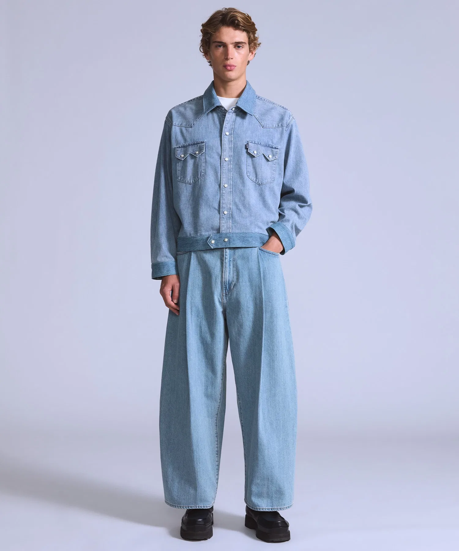 Джинсы Levi's BLUETAB™ с широкими складками и перекрестным кроем, светло-индиговый — фото 2