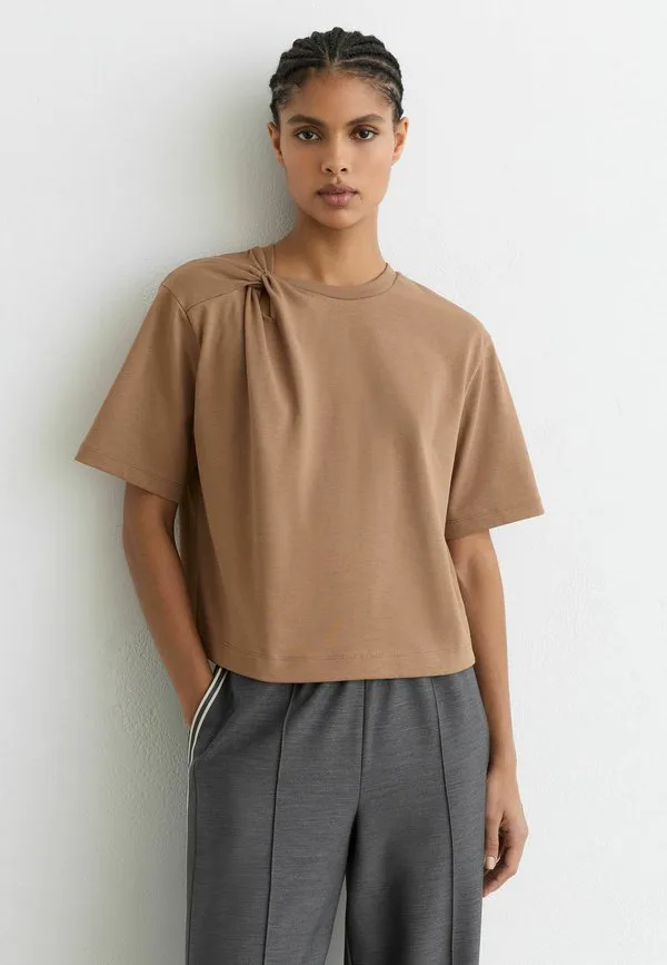 

Футболка прямого кроя с принтом esme twistdetail. Reiss, Taupe Brown, Коричневый, Футболка прямого кроя с принтом esme twistdetail. Reiss, Taupe Brown