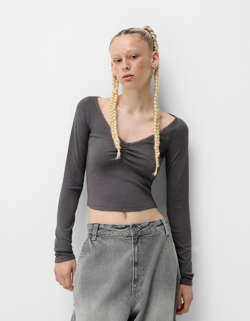 

Футболка с длинным рукавом из кружева светлого цвета со сборками Bershka, серый