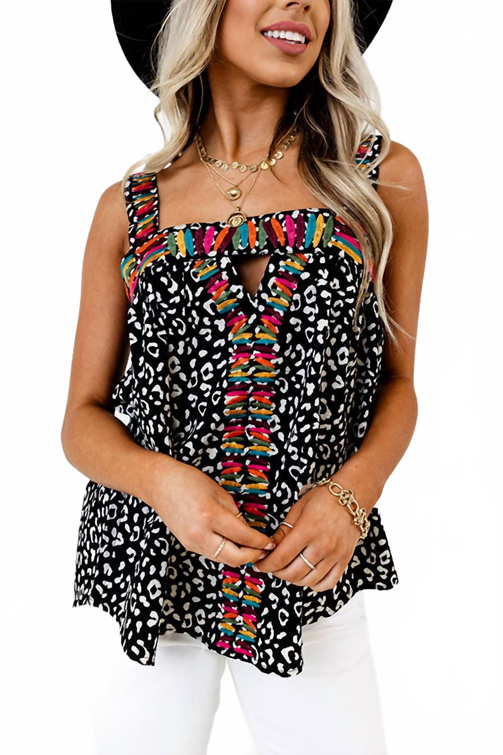 

Топ Mila с вышивкой в черном цвете THML