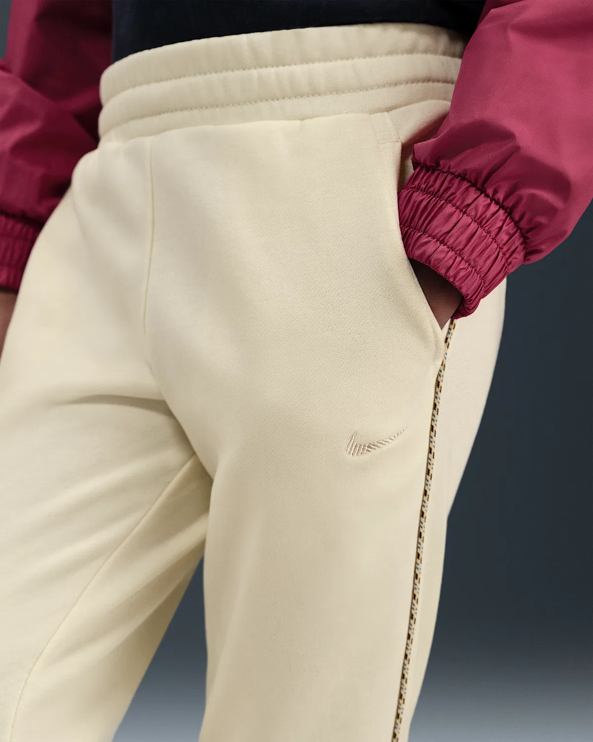 Детские спортивные штаны Nike Sportswear Club French Terry, Soft Pearl/Light Orewood Brown — фото 3
