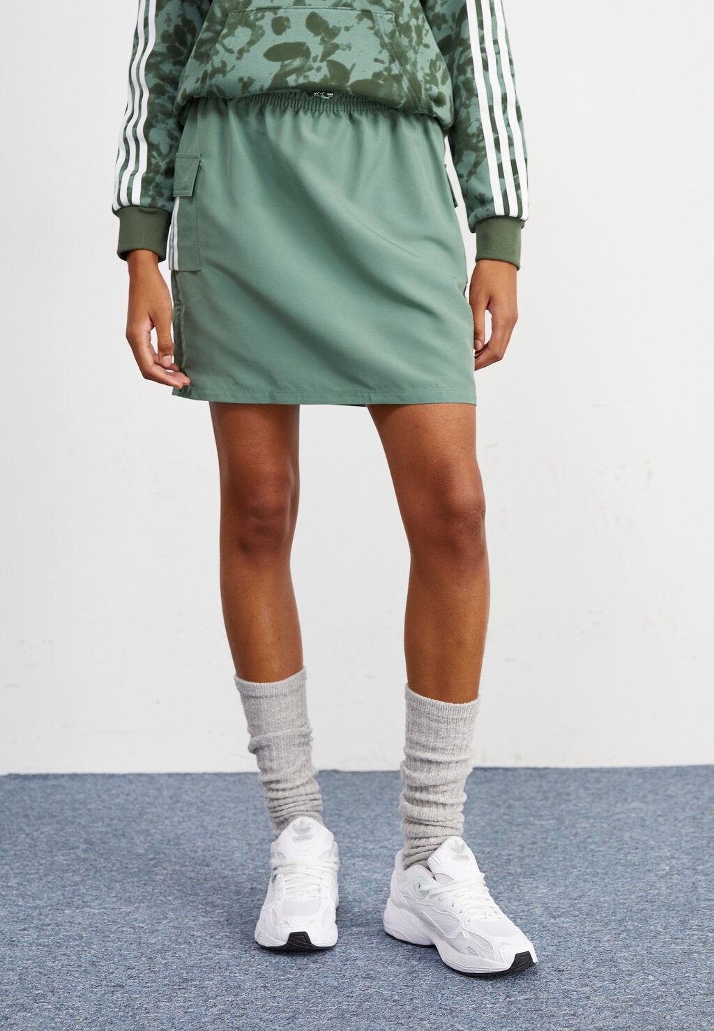 

Юбка А-силуэта CARGO SKIRT adidas Originals, цвет trace green