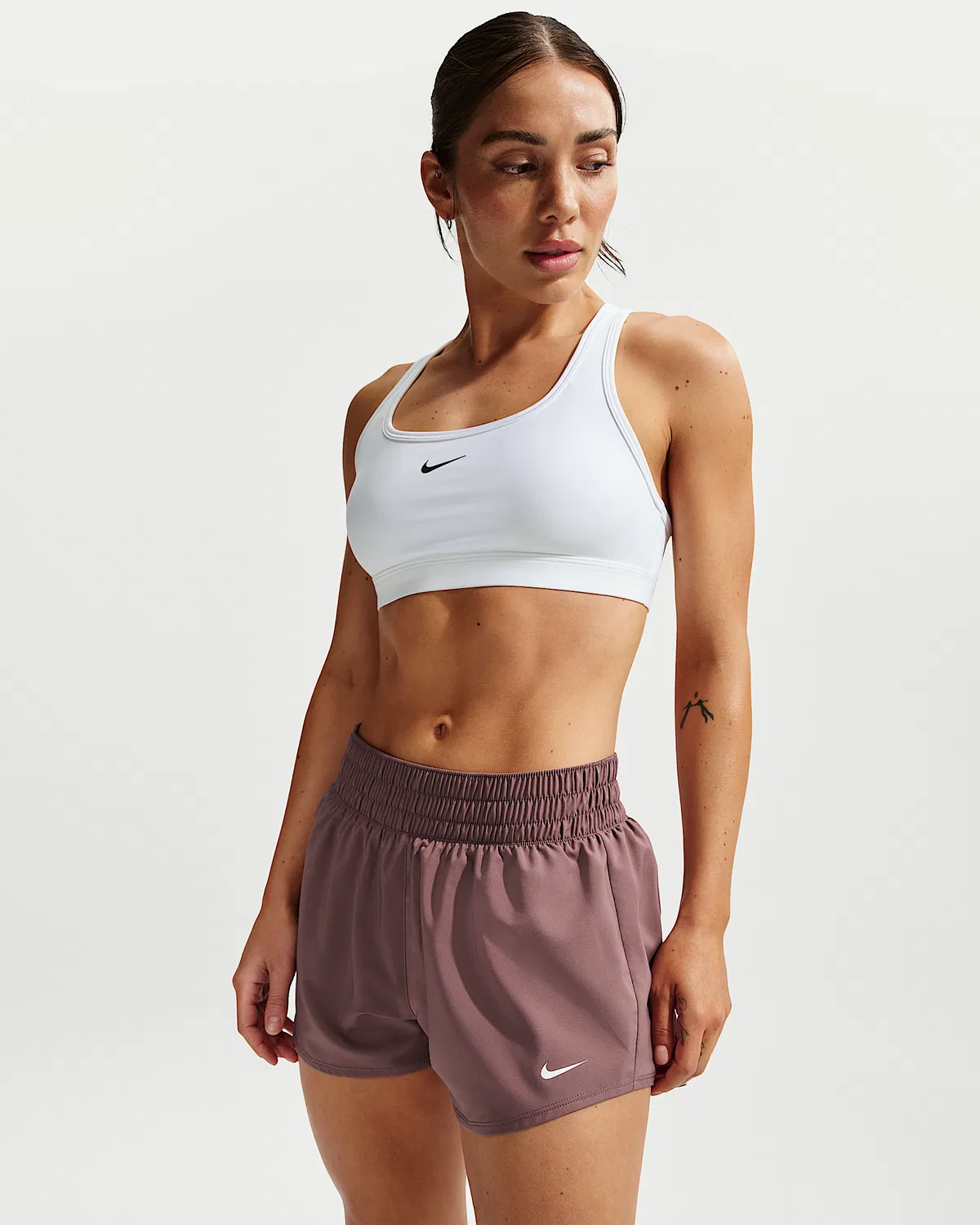 Женские шорты Nike One Dri-FIT со средней посадкой, длиной 3" и вкладышем, Tattoo/White — фото 2