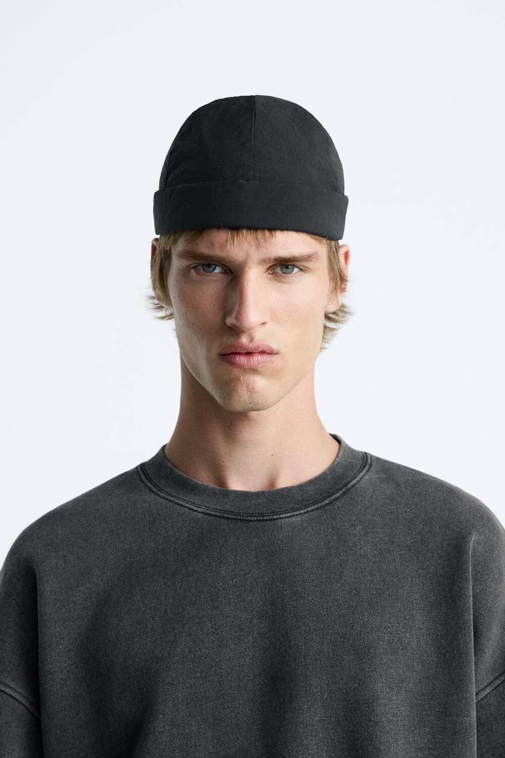 

Короткая техническая шапка ZARA, черный