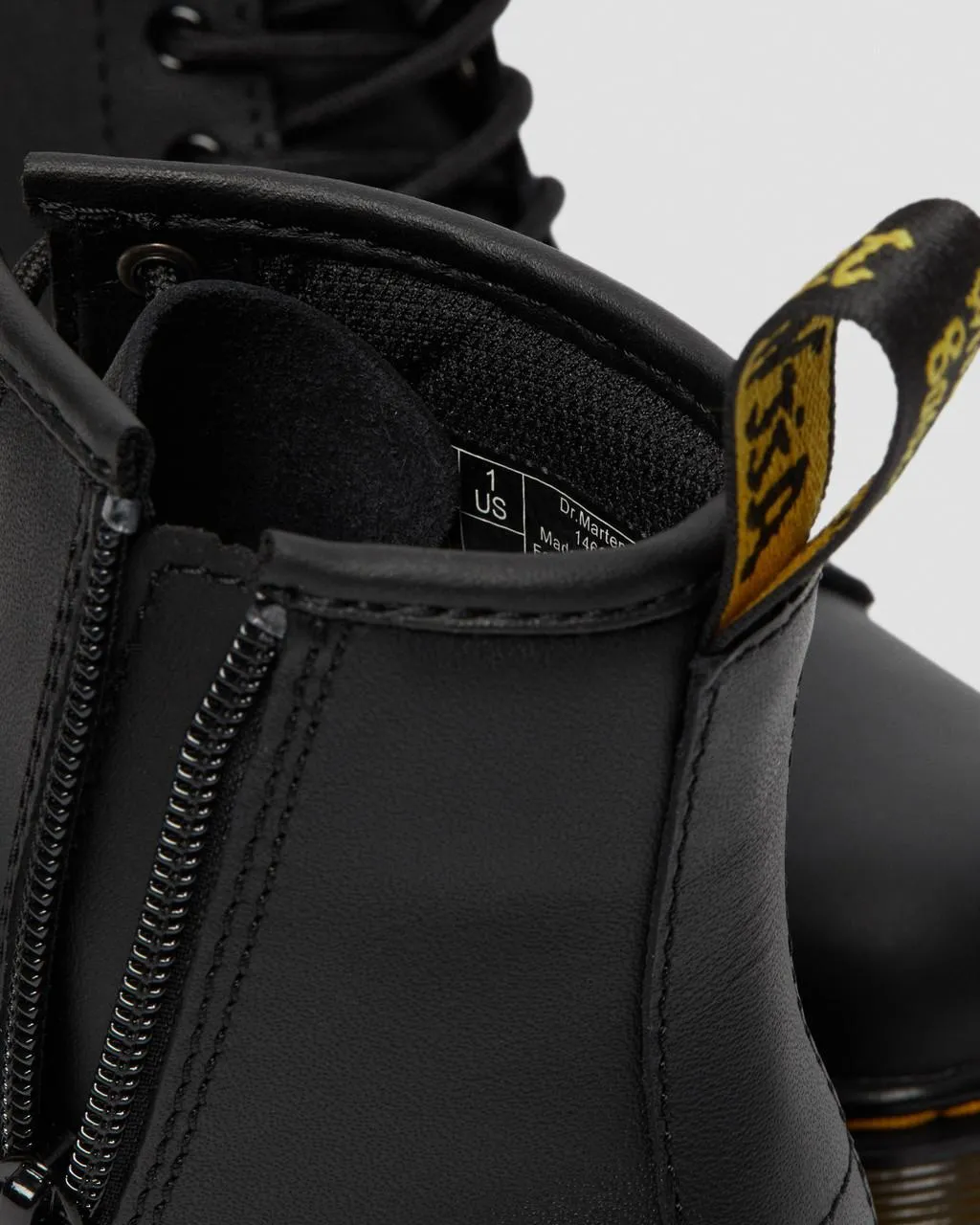 Ботинки Dr. Martens Junior 1460 Softy T кожаные на шнуровке, черные — фото 3