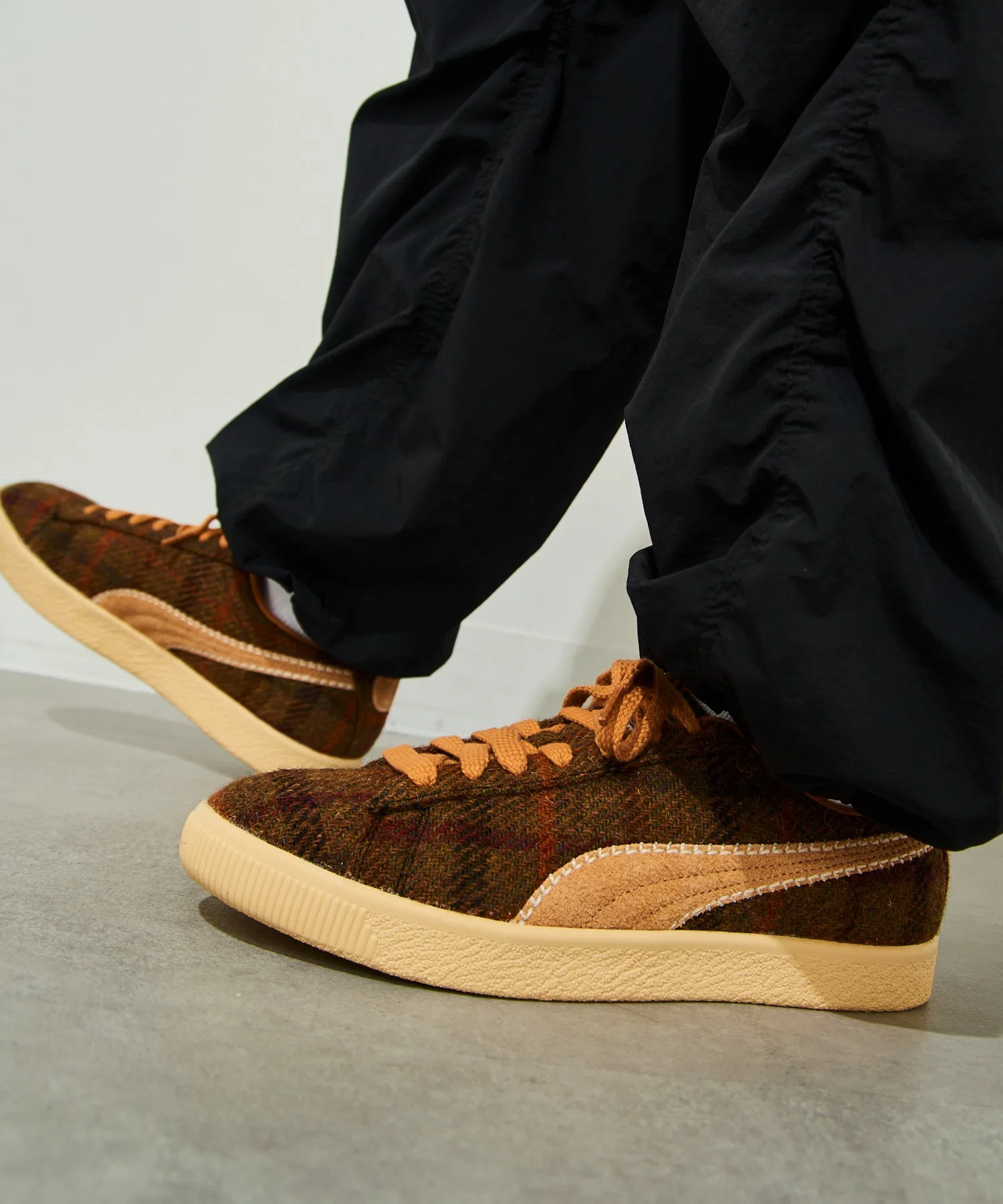 Мужские кроссовки PUMA CLYDE HARRIS TWEED коричневые — фото 3