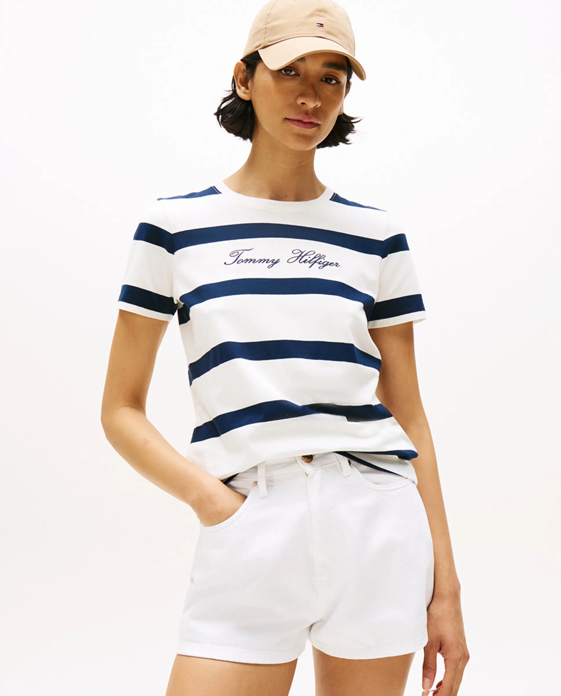 

Женская футболка с коротким рукавом и вышитым курсивным логотипом Tommy Hilfiger, белый