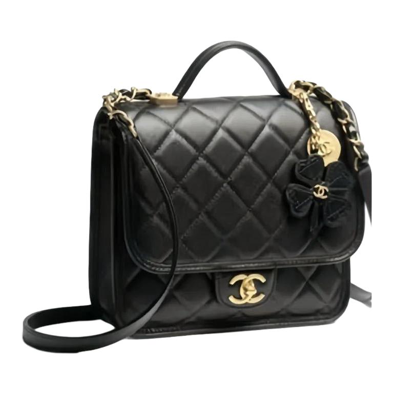 CHANEL Чёрный женский рюкзак из глянцевой телячьей кожи с золотистой металлической фурнитурой — фото 2