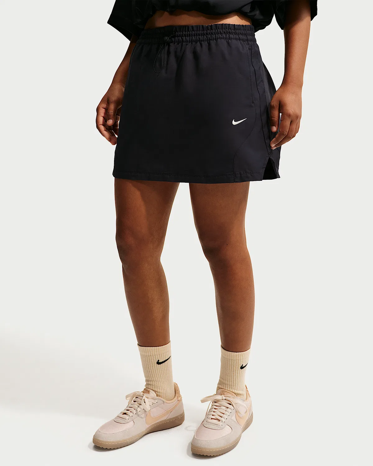 Женская мини-юбка со средней посадкой Nike Sportswear, Black/Black/Chalk — фото 2