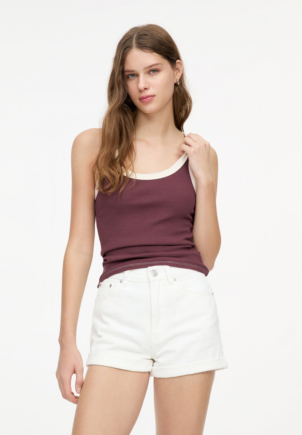 

Джинсовые шорты TURN-UP - MOM PULL&BEAR, белый