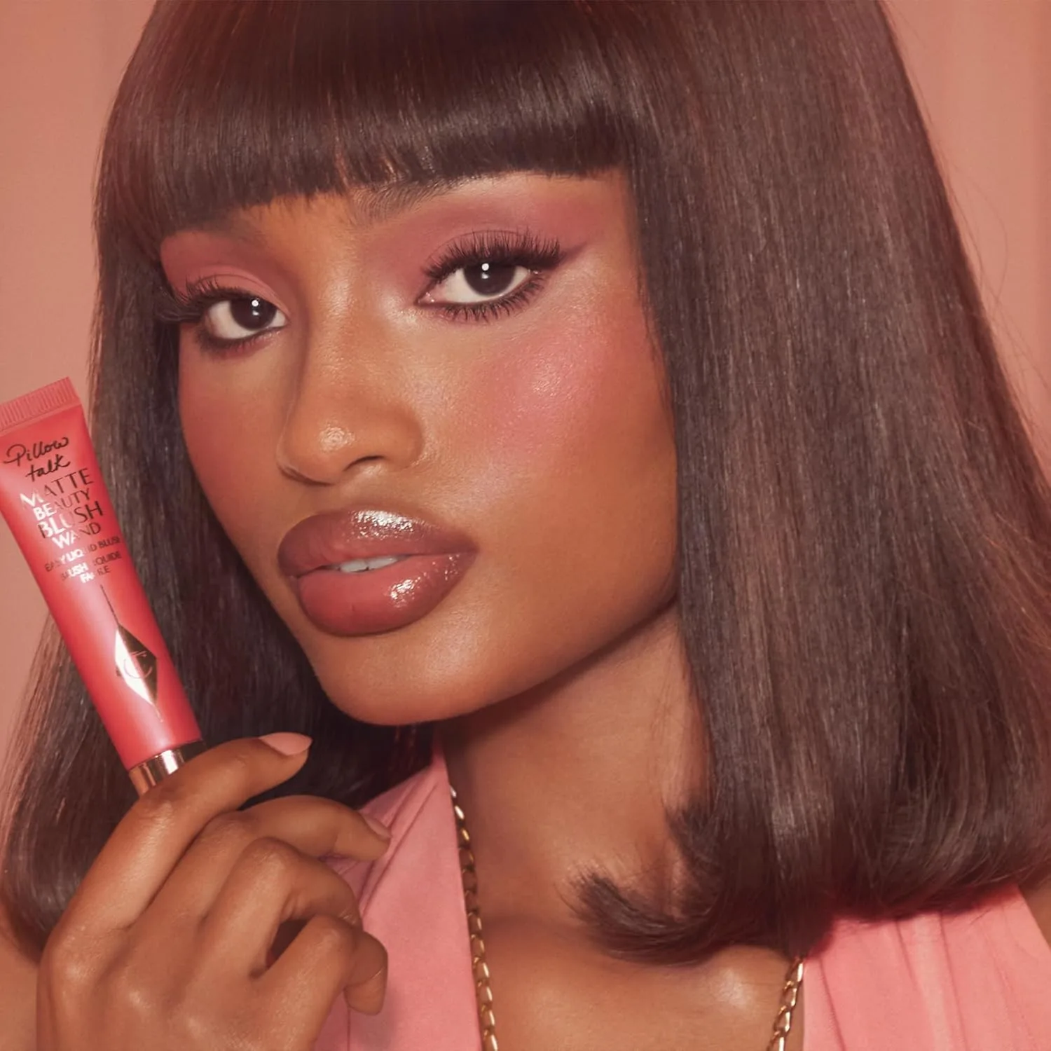 Charlotte Tilbury Pillow Talk Matte жидкий румяна-стик с аппликатором-подушечкой и технологией Lumi-Blur для светоотражающего мягкого фокуса, Pillow Talk Dream Pop - matte cherry-pink — фото 3