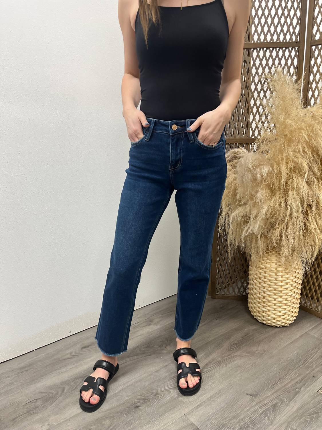 

Высокие джинсы с рваным краем и прямым кроем до щиколотки в темном оттенке VERVET BY FLYING MONKEY, Dark