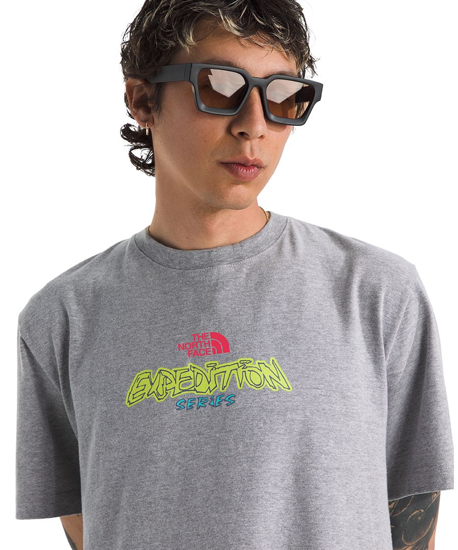 

Мужская футболка с коротким рукавом и графическим принтом из серии Essential Expedition The North Face, Pale Gray Heather