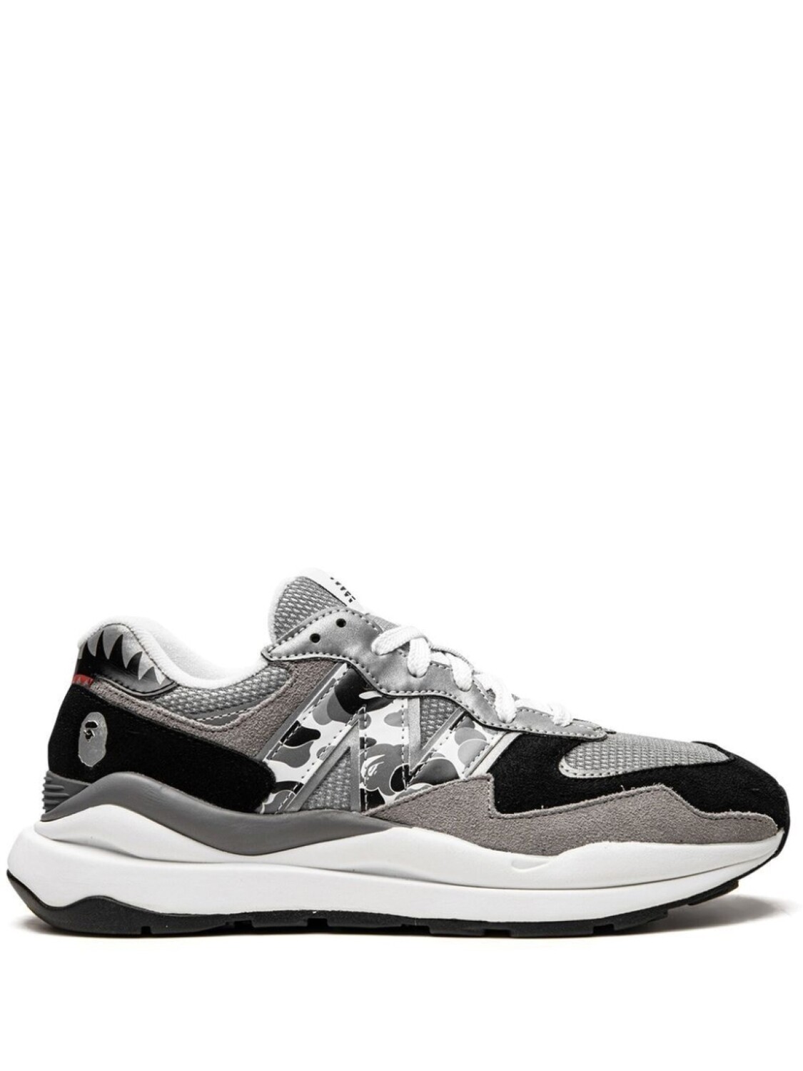 

Кроссовки 57/40 из коллаборации с BAPE New Balance, серый