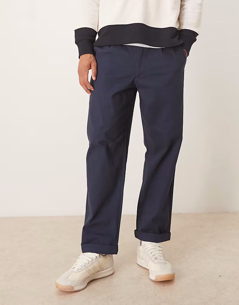 

Свободные зауженные чиносы темно-синего цвета со складками Asos Design