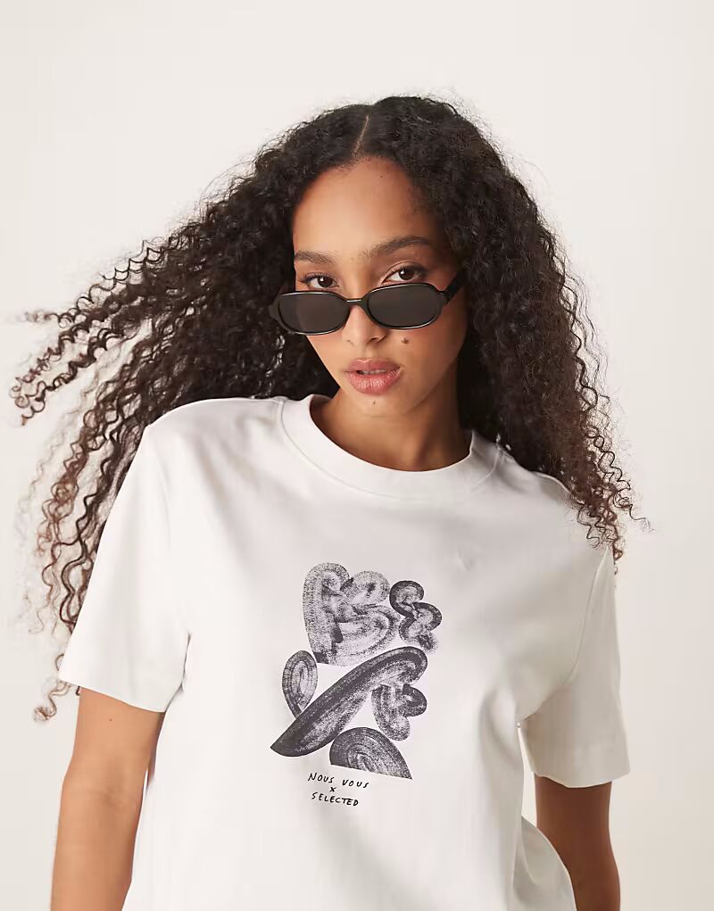 

Футболка свободного кроя Femme X Nous Vous белого цвета с принтом на груди Selected