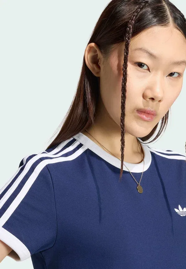 Футболка Adidas Originals 3S Tee Slim Print, цвет ночной индиго белый — фото 3