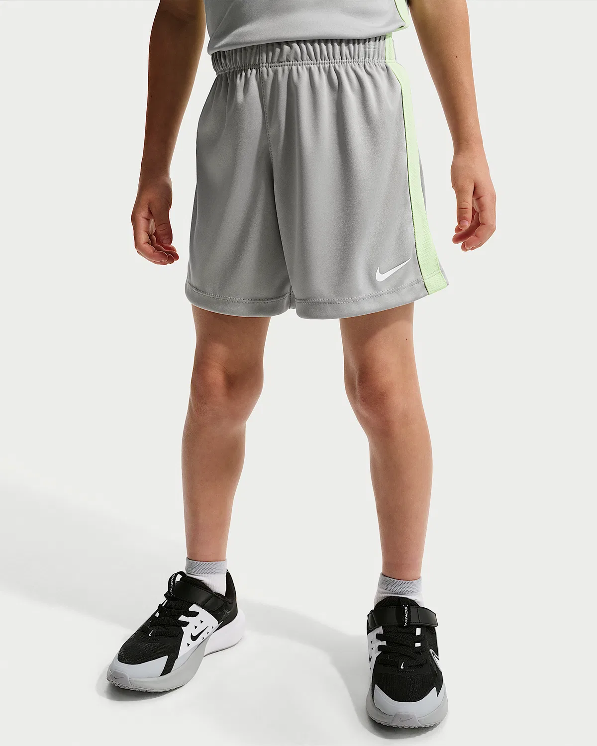 Детский спортивный комплект Nike Dri-FIT из шорт и топа, Light Smoke Grey — фото 4