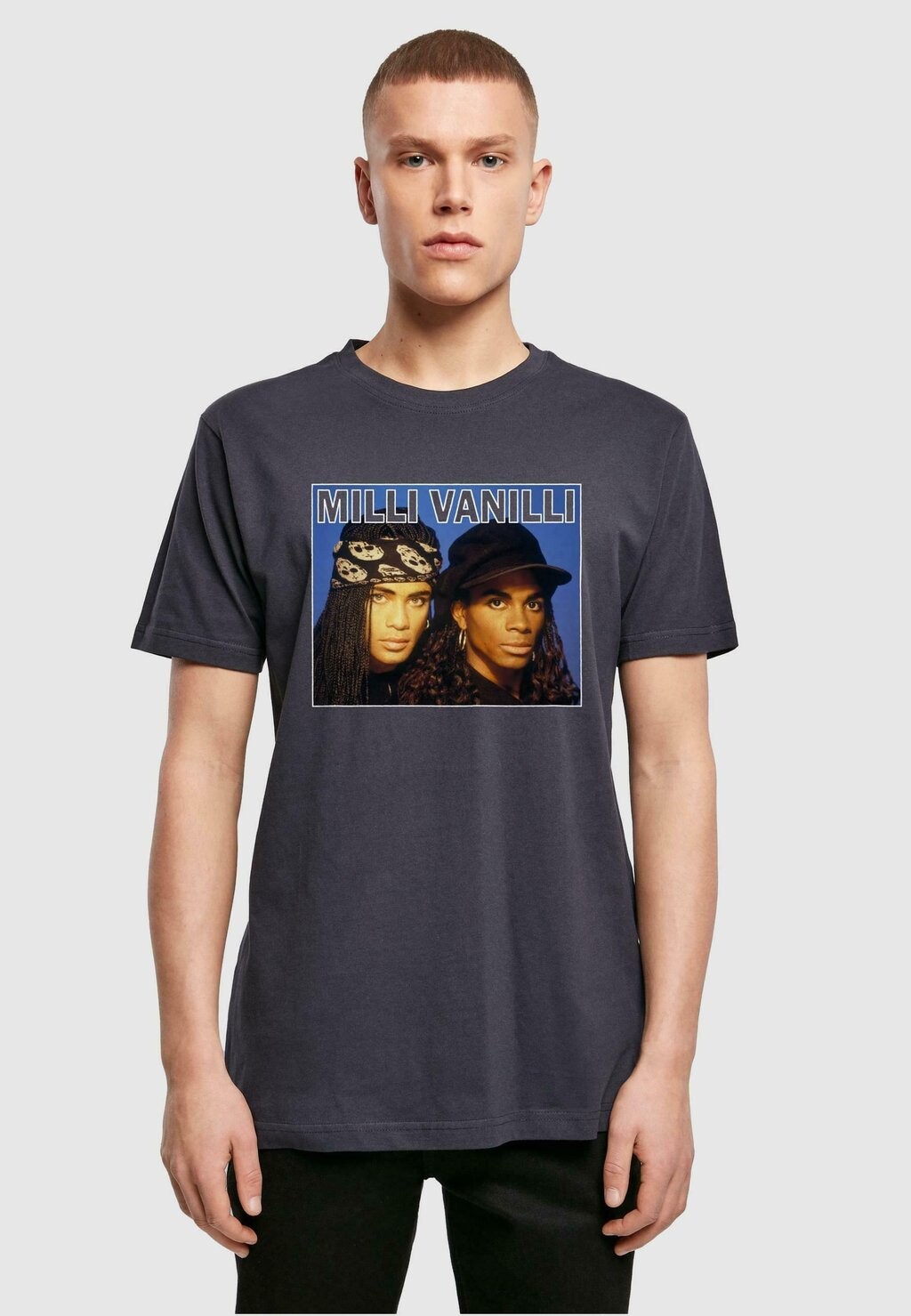 

Футболка с принтом UNISEX MILLI VANILLI BAND PICTURE Merchcode, темно-синий