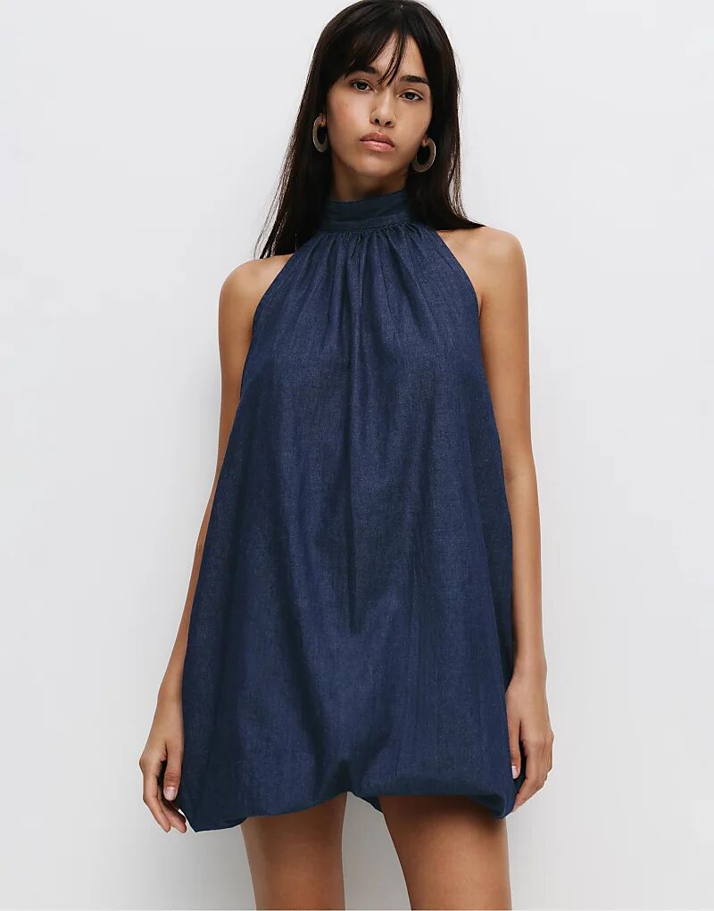 

Короткое джинсовое платье-халтер Pull&Bear темно-синего цвета