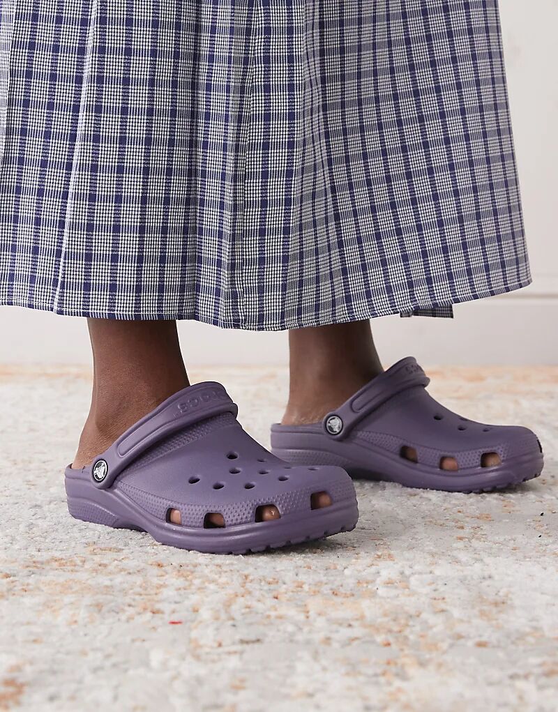 Классические сабо Crocs в цвете «ночной оттенок»
