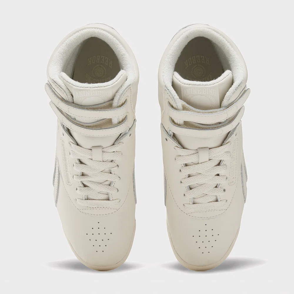 Мужские высокие кроссовки Freestyle Hi кремового цвета от Reebok x Anine Bing — фото 3