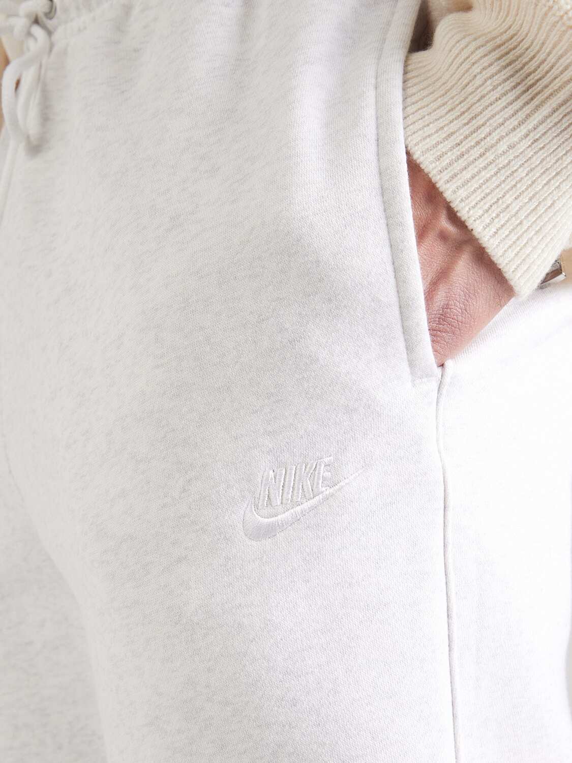 Nike Sportswear Брюки Tapered 'CLUB' в крапчатом белом цвете — фото 2